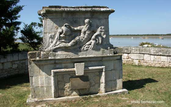 Saint-Nazaire-sur-Charente, sculpture provenant du bassin de la fontaine Royale