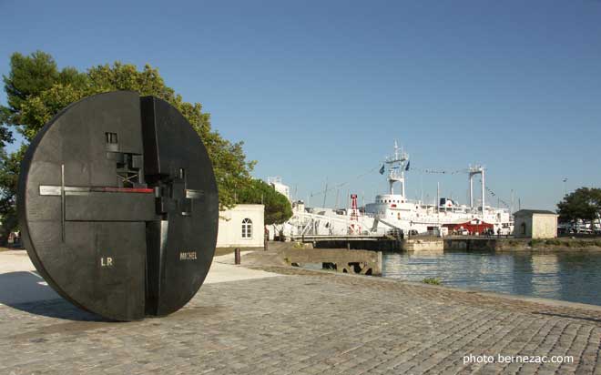 La Rochelle, la sculpture Hommage à Michel Crépeau et l'entrée du bassin des Grands Yachts